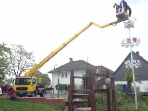 2010509_1Maikranz aufhängen (39)  